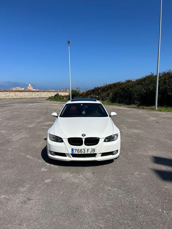 Weiß Gebraucht 2006 BMW 330 Coupé | 13.300 € - Bild 1/4