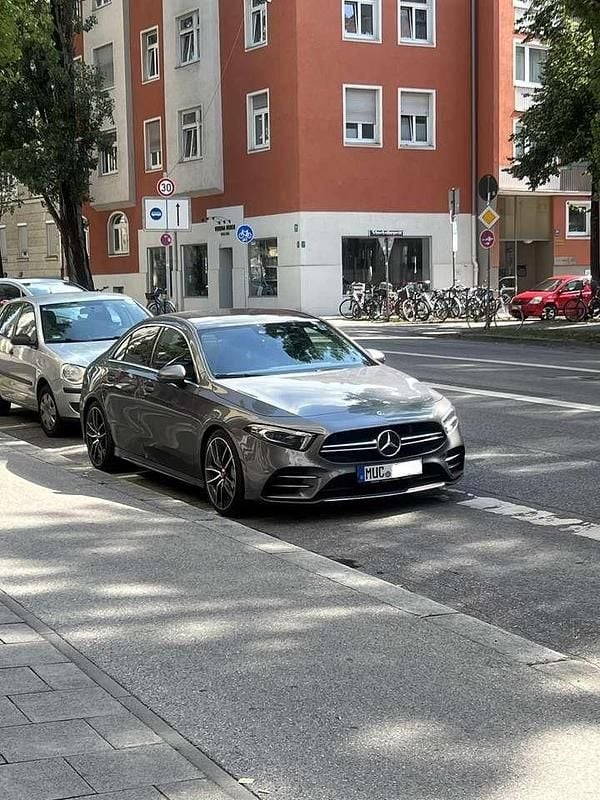 Grau Gebraucht 2020 Mercedes A35 AMG AMG Limousine | 33.500 € (Fairer Preis) - Bild 1/4