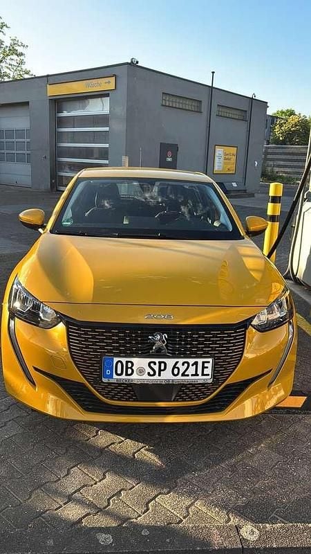 Gelb Gebraucht 2020 Peugeot e-208 Active Kleinwagen | 15.990 € (Etwas zu teuer) - Bild 1/4