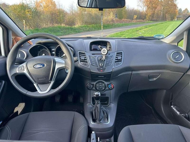 Gebraucht Ford Fiesta Trend 60 PS (44 kW) 2011 Weiß Kleinwagen