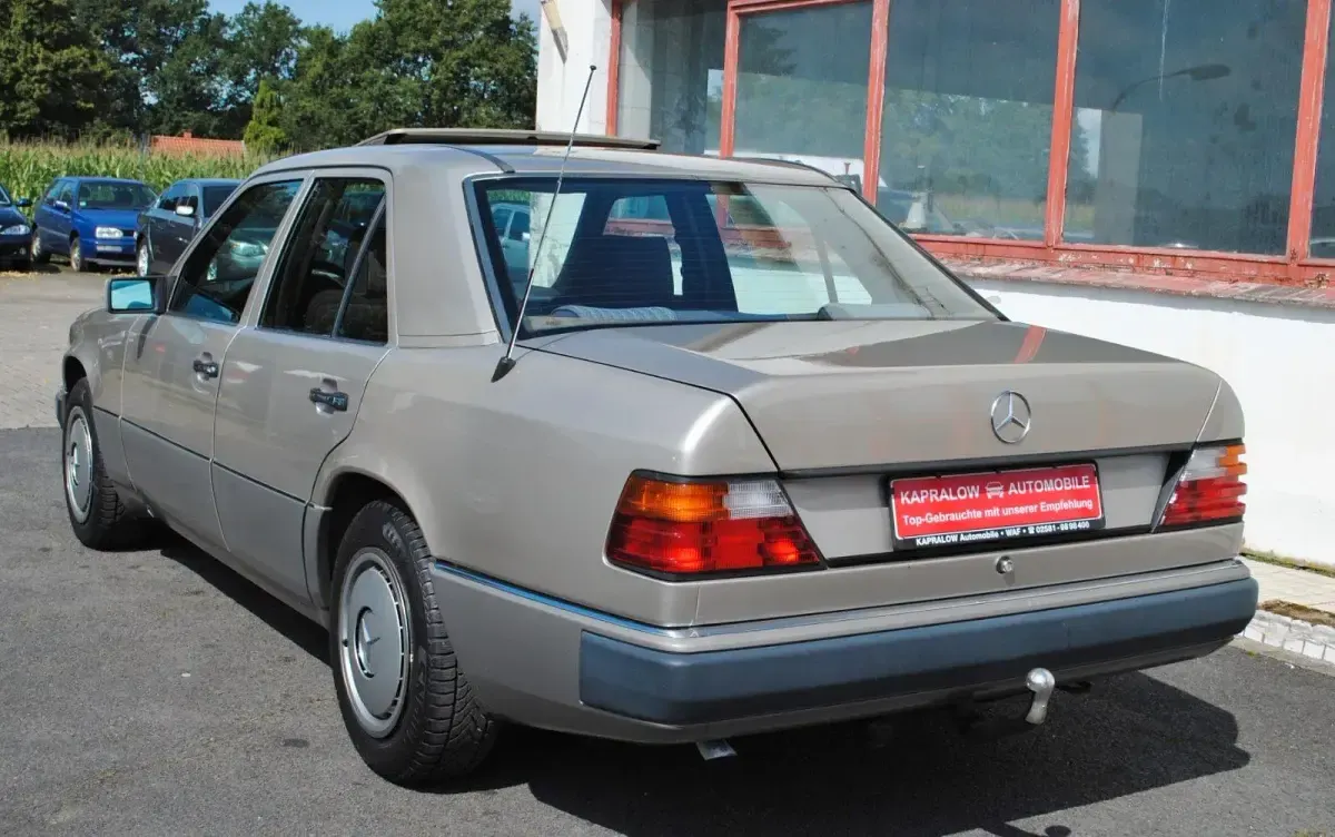 Gebraucht Mercedes E200 118 PS (86 kW) 1989 Silber Limousine