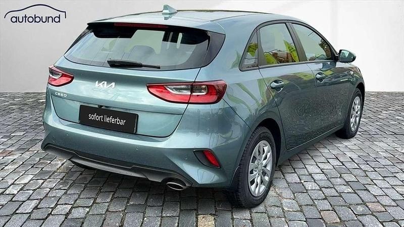 Neu Kia Ceed Best 140 PS (102 kW) 2025 Yuccastahlgrau Kleinwagen