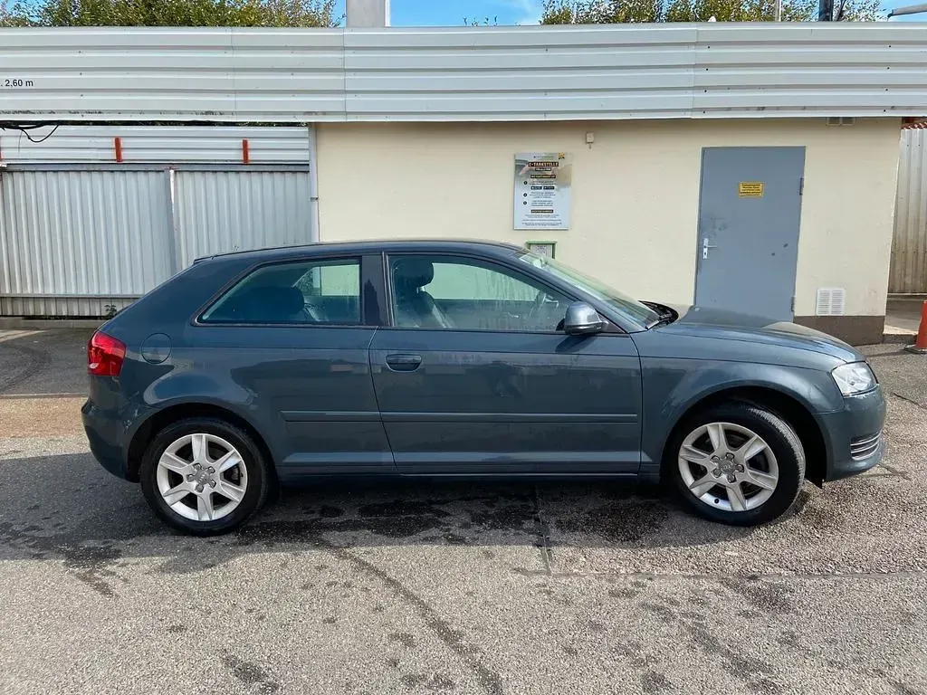 Second-hand Audi A3 Ambiente 102 CP (75 kW) 2010 Gri Hatchback