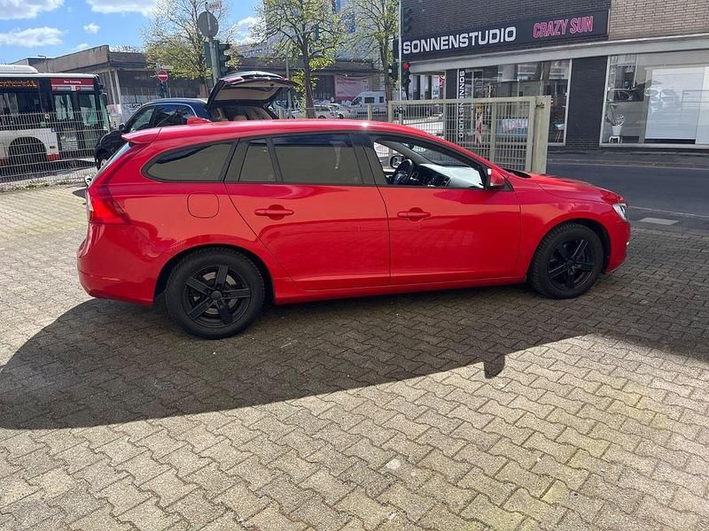 Gebraucht Volvo V60 150 PS (110 kW) 2016 Rot Kombi