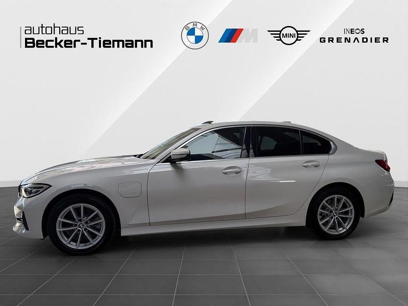 Gebraucht BMW 320e 204 PS (150 kW) 2021 Alpinweiß uni Limousine