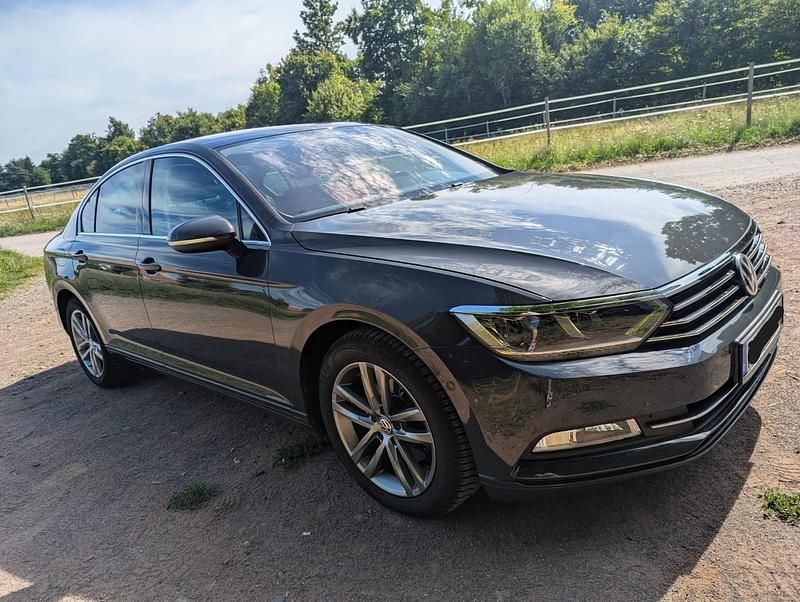 Grau Gebraucht 2015 VW Passat Comfortline Limousine | 15.300 € (Fairer Preis) - Bild 1/4