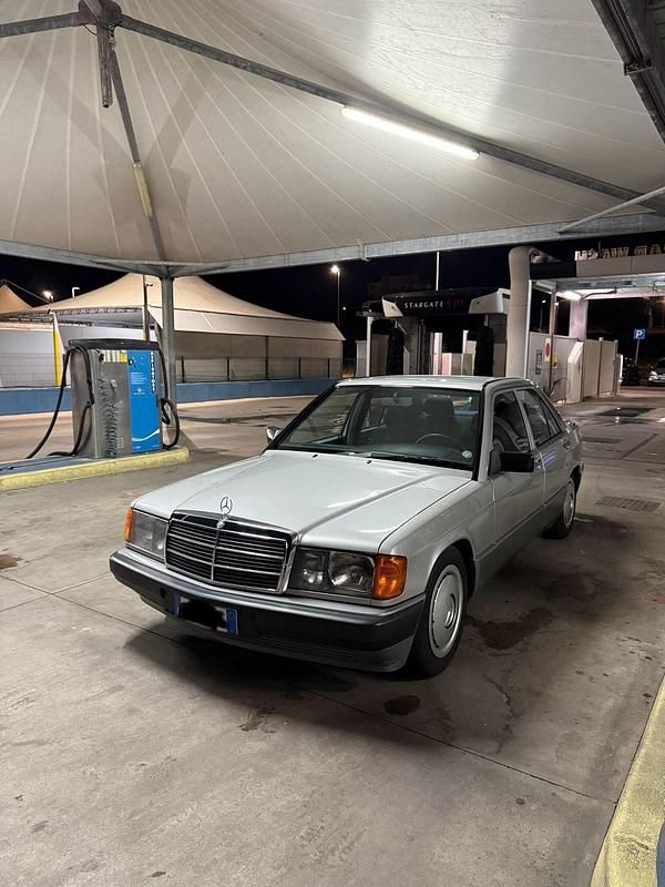 Gebraucht Mercedes 190 72 PS (52 kW) 1989 Silber Limousine