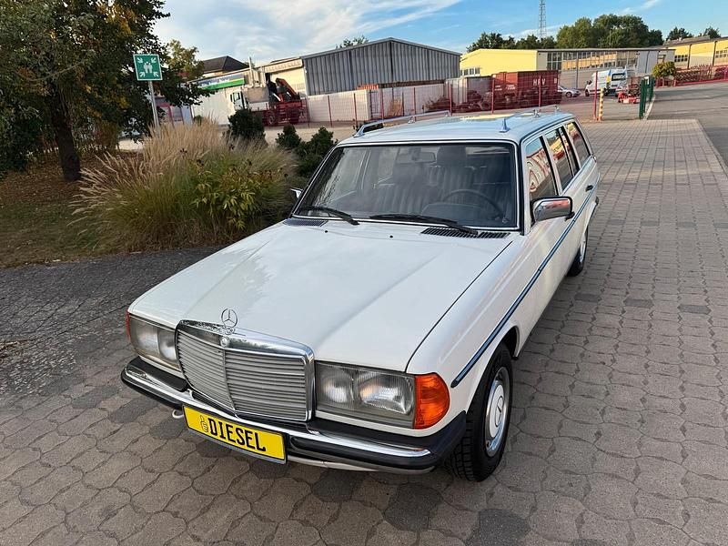 Weiß Gebraucht 1981 Mercedes 300 Kombi | 35.999 € - Bild 1/4