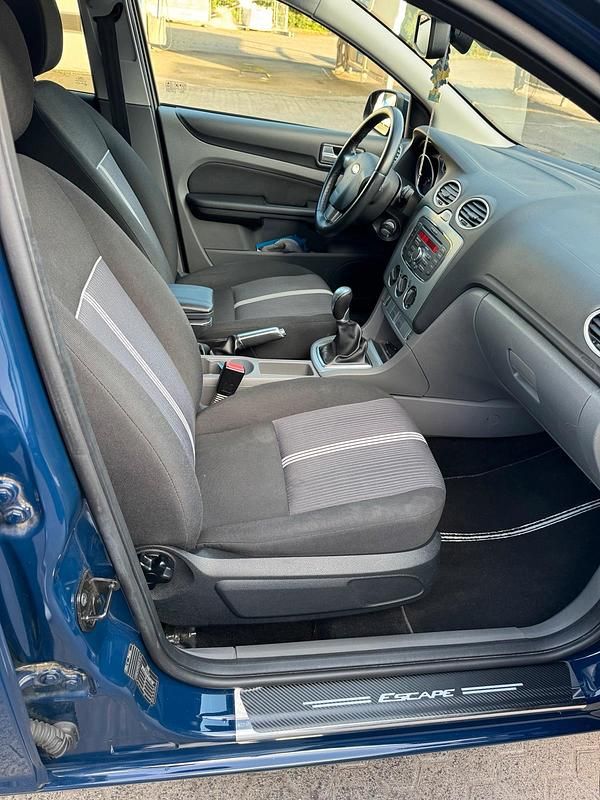 Blau Gebraucht 2011 Ford Focus Limousine | 3.600 € (Superpreis) - Bild 1/4