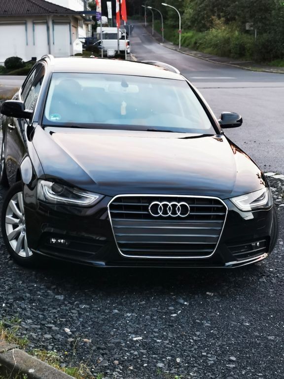 Schwarz Gebraucht 2012 Audi A4 Ambiente Kombi | 9.900 € (Fairer Preis) - Bild 1/4