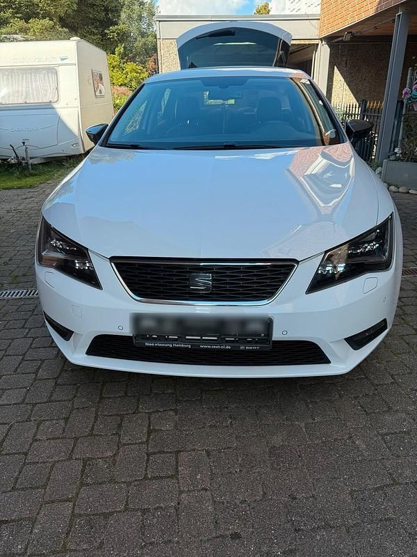 Weiß Gebraucht 2015 Seat Leon CONNECT Kleinwagen | 9.000 € (Guter Preis) - Bild 1/4