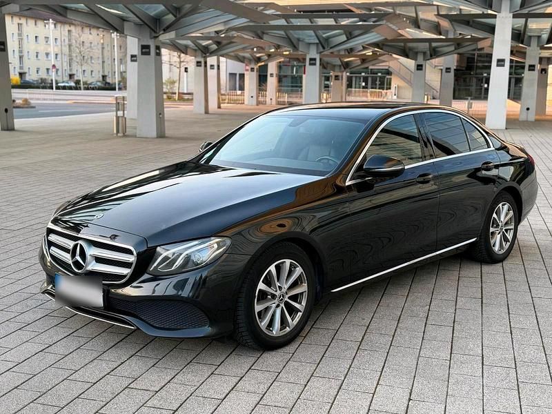 Gebraucht Mercedes E220 Avantgarde 194 PS (142 kW) 2018 Schwarz Limousine
