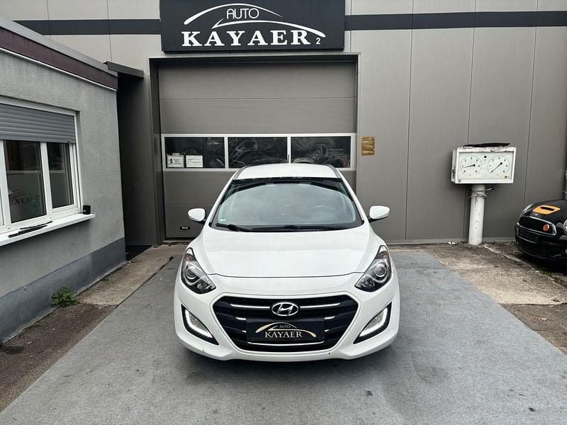 Weiß Gebraucht 2016 Hyundai i30 Kombi | 9.999 € (Fairer Preis) - Bild 1/4