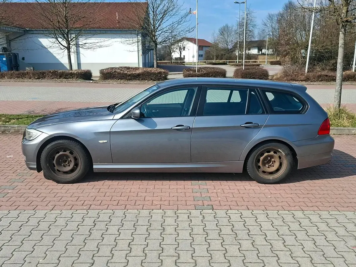 Gebraucht BMW 320 184 PS (135 kW) 2010 Grau Kombi