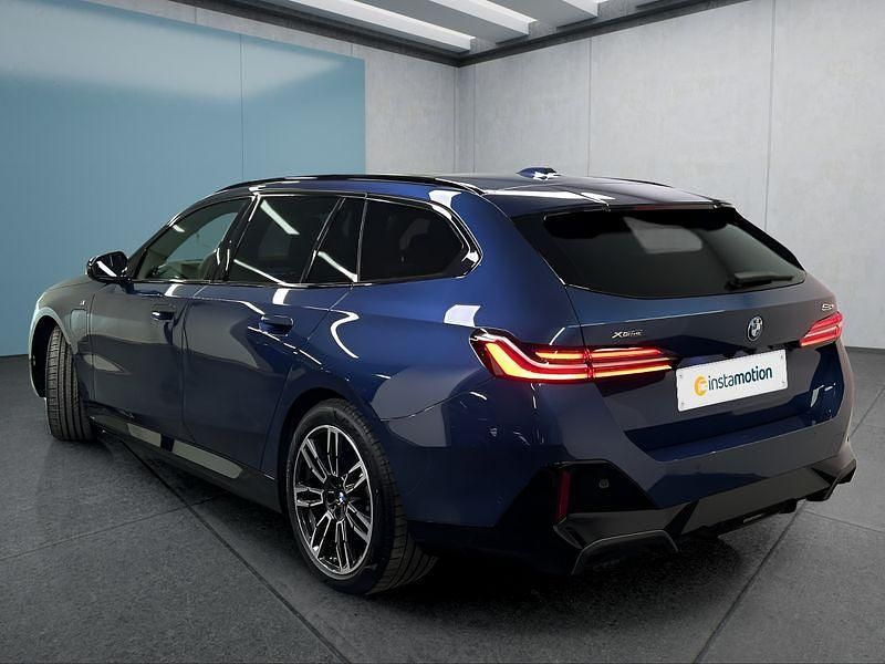 Gebraucht BMW 550e 489 PS (359 kW) 2025 Blau Kombi