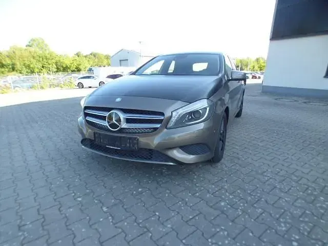 Gebraucht Mercedes A180 Urban 109 PS (80 kW) 2014 Braun Kleinwagen