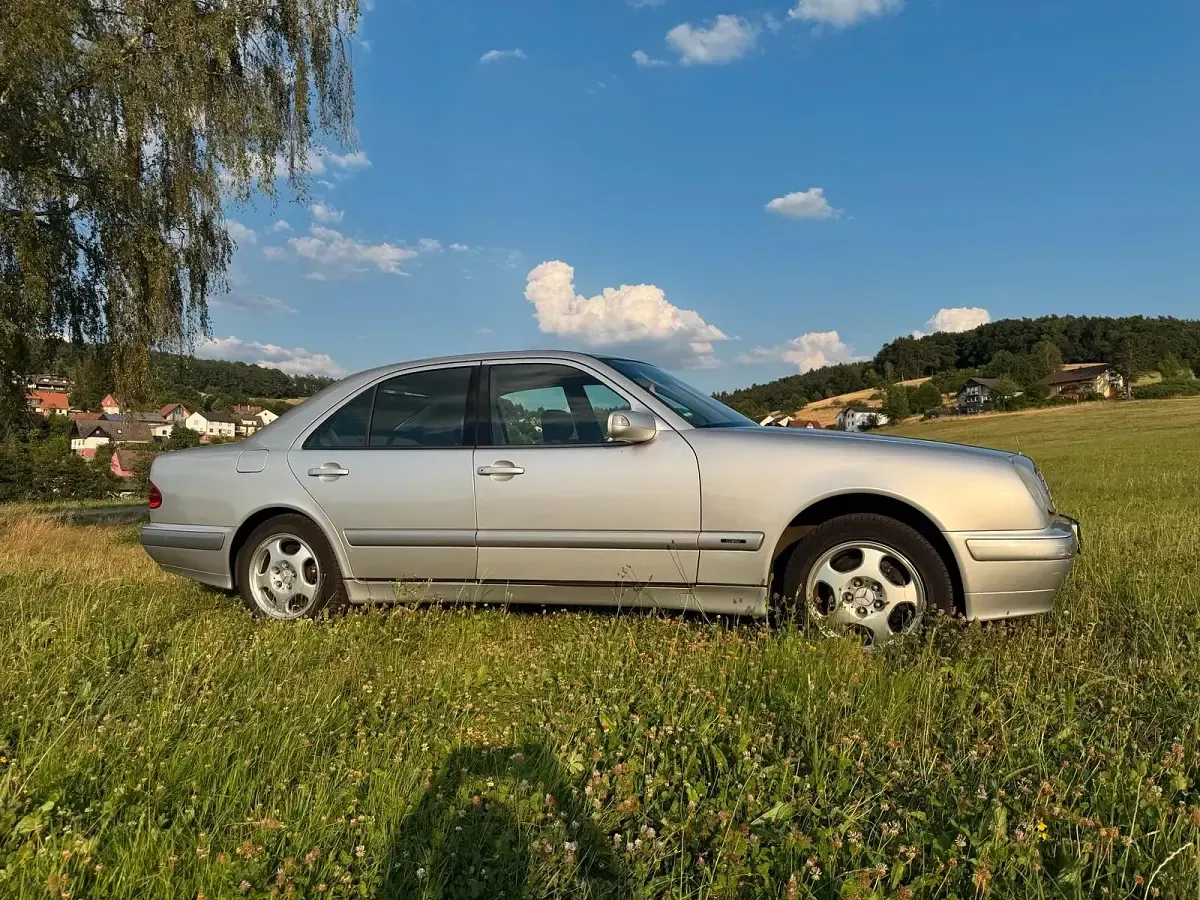 Gebraucht Mercedes E220 142 PS (104 kW) 2000 Grau Limousine