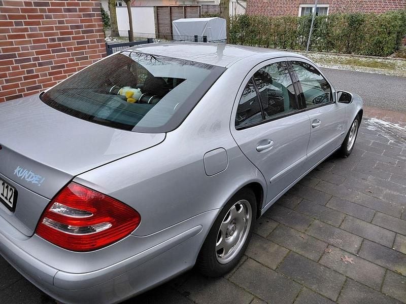 Silber Gebraucht 2005 Mercedes E200 Classic Limousine | 5.500 € (Guter Preis) - Bild 1/4