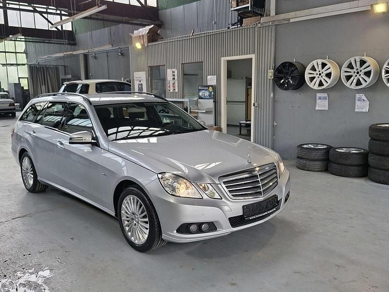 Silber Gebraucht 2010 Mercedes E200 Kombi | 11.950 € (Fairer Preis) - Bild 1/4