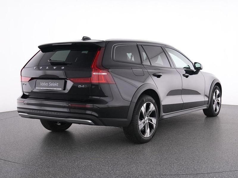 Gebraucht Volvo V60 CC Plus 197 PS (144 kW) 2023 Schwarz onyx black / metallic Kombi