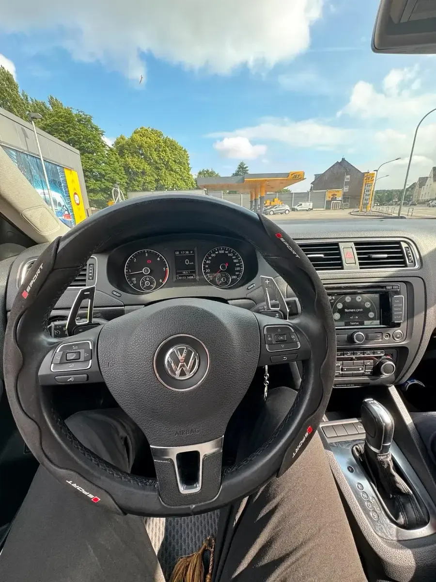Gebraucht VW Jetta 105 PS (77 kW) 2012 Schwarz Limousine