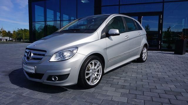 Silber Gebraucht 2011 Mercedes B180 Van / Kleinbus | 12.400 € - Bild 1/4