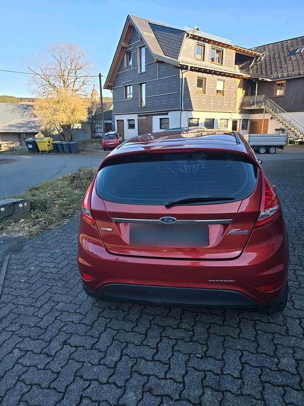 Gebraucht Ford Fiesta 66 PS (48 kW) 2009 Rot Kleinwagen