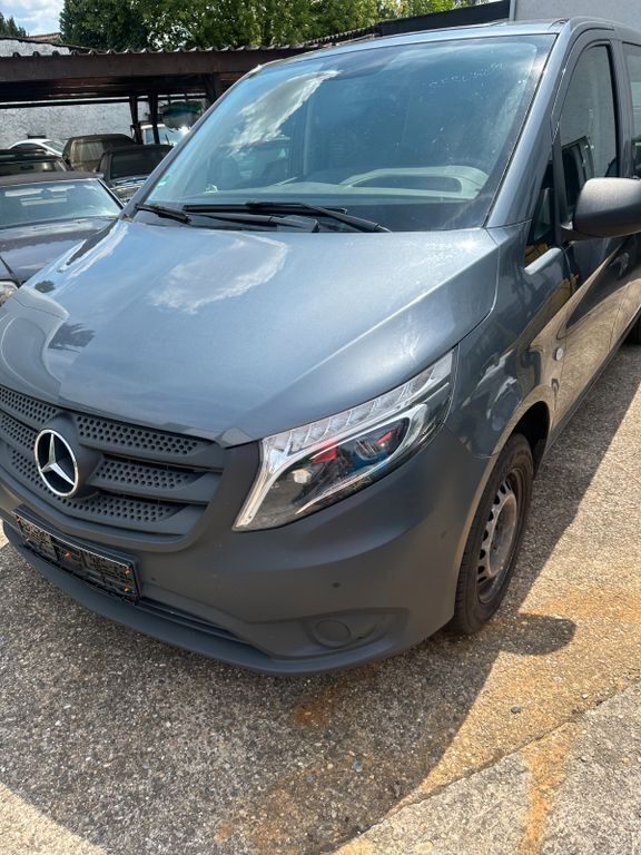 Grau Gebraucht 2018 Mercedes Vito Van / Kleinbus | 16.550 € (Etwas zu teuer) - Bild 1/4