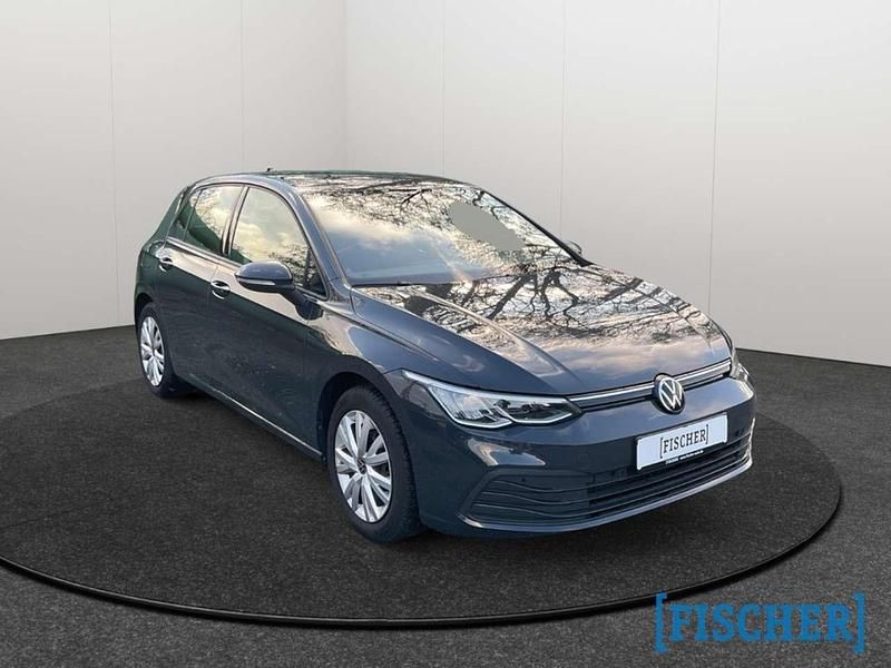 Gebraucht VW Golf VIII Life 116 PS (85 kW) 2023 Uranograu/cinza urano Limousine