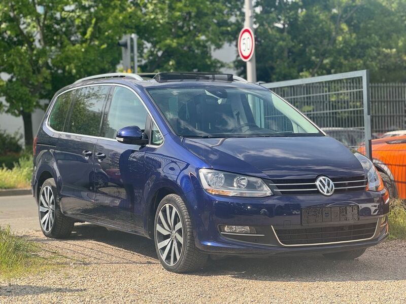 Blau Gebraucht 2020 VW Sharan Highline Van / Kleinbus | 21.990 € (Superpreis) - Bild 1/4
