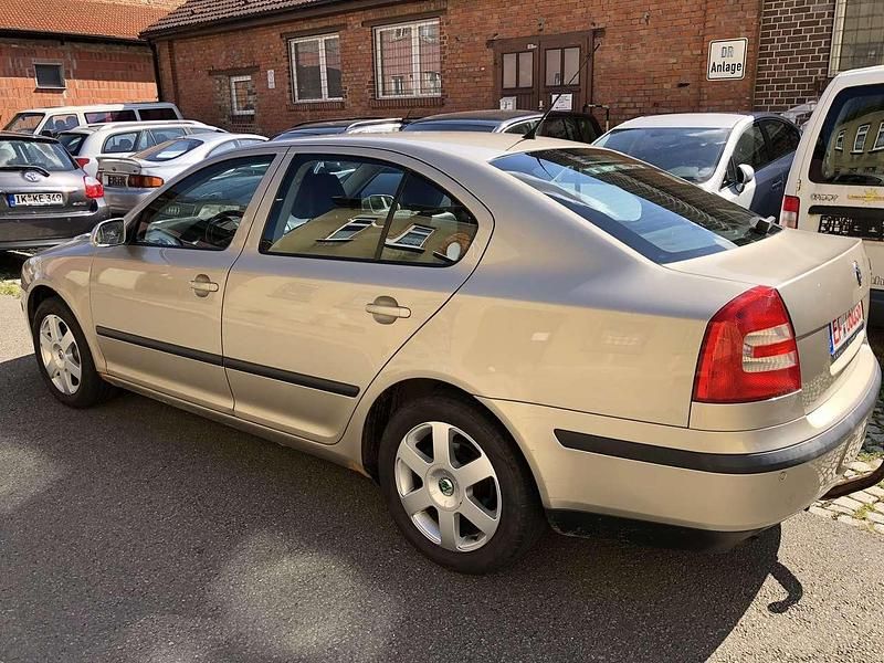 Gebraucht Skoda Octavia Elegance 102 PS (75 kW) 2005 Saharabeige metallic Limousine