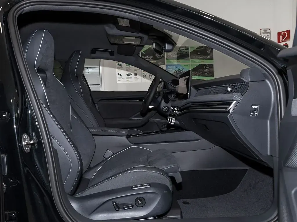 Neu Skoda Superb SportLine 150 PS (110 kW) 2025 Schwarz Kombi