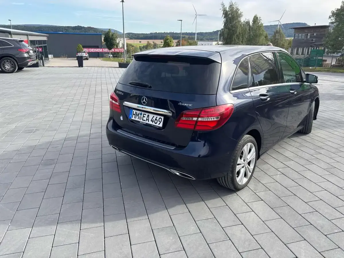 Gebraucht Mercedes B200 Edition 136 PS (100 kW) 2017 Blau Kleinwagen