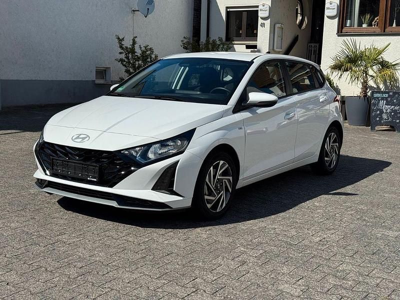 Weiß Gebraucht 2024 Hyundai i20 Trend Limousine | 17.999 € (Guter Preis) - Bild 1/4