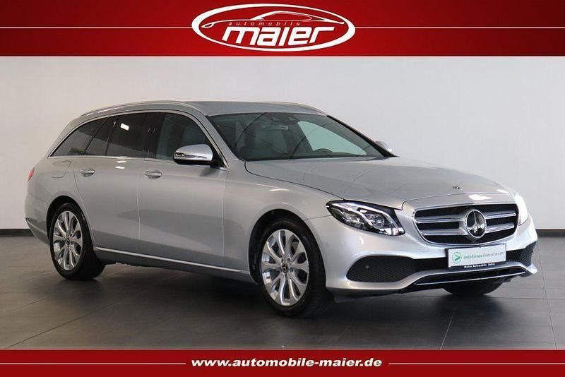 Silber Gebraucht 2018 Mercedes E200 Avantgarde Limousine | 23.600 € (Superpreis) - Bild 1/4