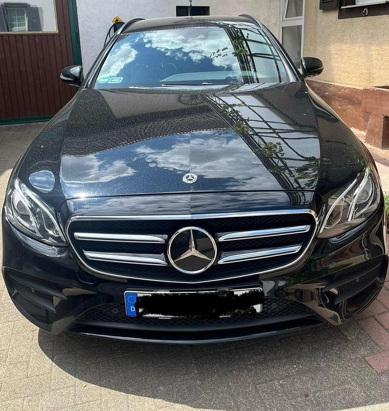 Schwarz Gebraucht 2019 Mercedes E300 Kombi | 27.890 € (Teuer) - Bild 1/4