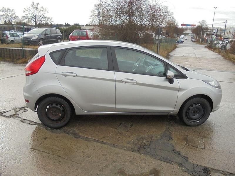 Gebraucht Ford Fiesta Trend 82 PS (60 kW) 2010 Silber Kleinwagen