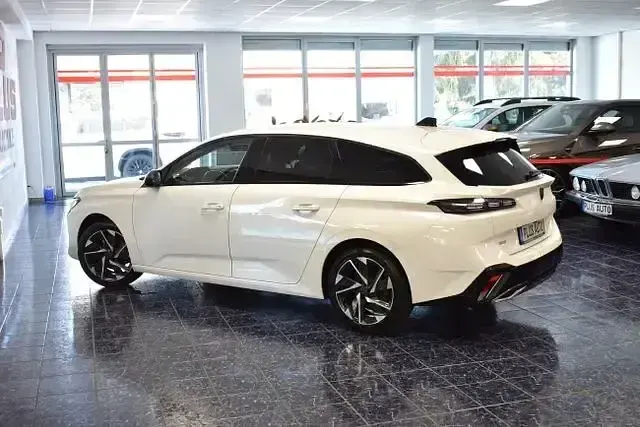 Gebraucht Peugeot 308 Allure 131 PS (96 kW) 2023 Weiss banquise Kombi