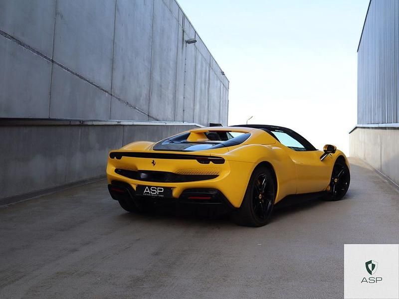 Gebraucht Ferrari 296 828 PS (608 kW) 2024 Gelb Cabrio