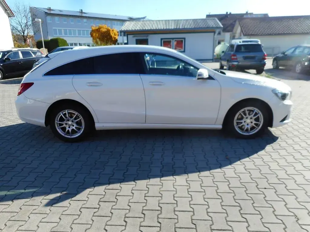 Gebraucht Mercedes CLA200 Shooting Brake 156 PS (114 kW) 2016 Weiß Kombi