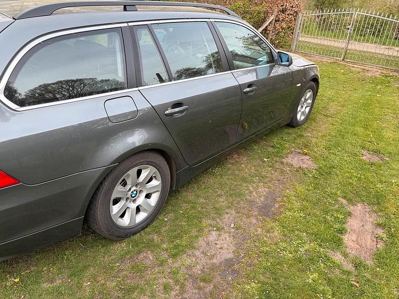 Gebraucht BMW 530 214 PS (157 kW) 2006 Grau Kombi