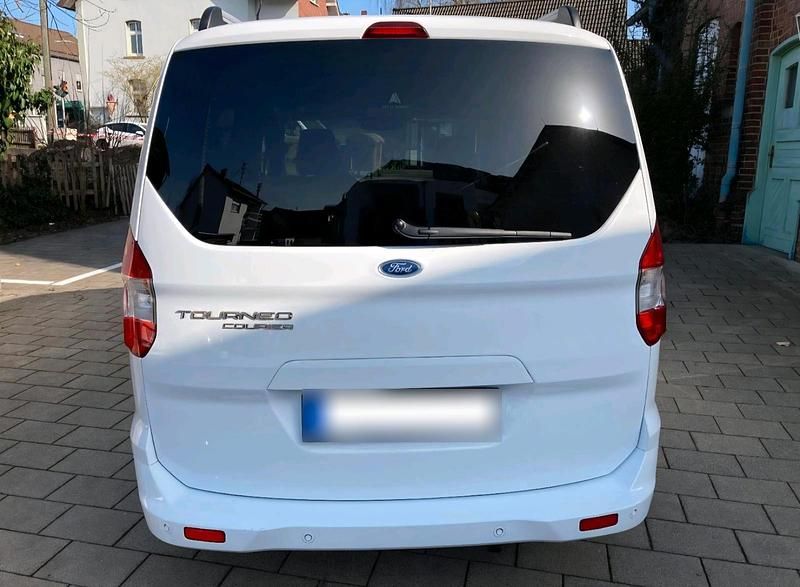 Gebraucht Ford Tourneo Courier Titanium 101 PS (74 kW) 2021 Weiß Van / Kleinbus