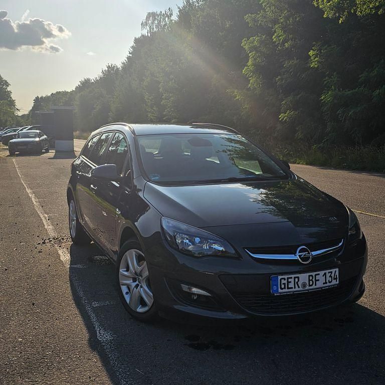 Grau Gebraucht 2015 Opel Astra Style Limousine | 4.400 € - Bild 1/4
