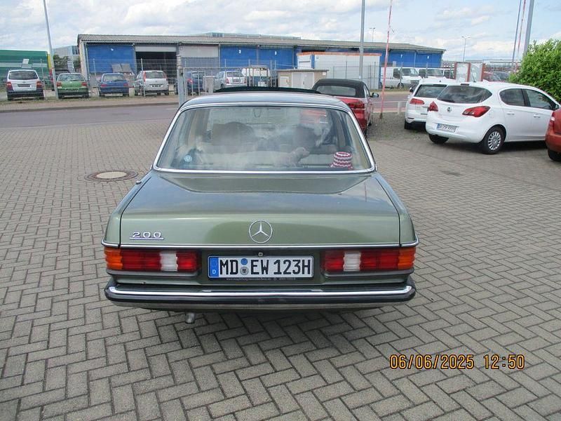 Gebraucht Mercedes 200 109 PS (80 kW) 1982 Grün Limousine
