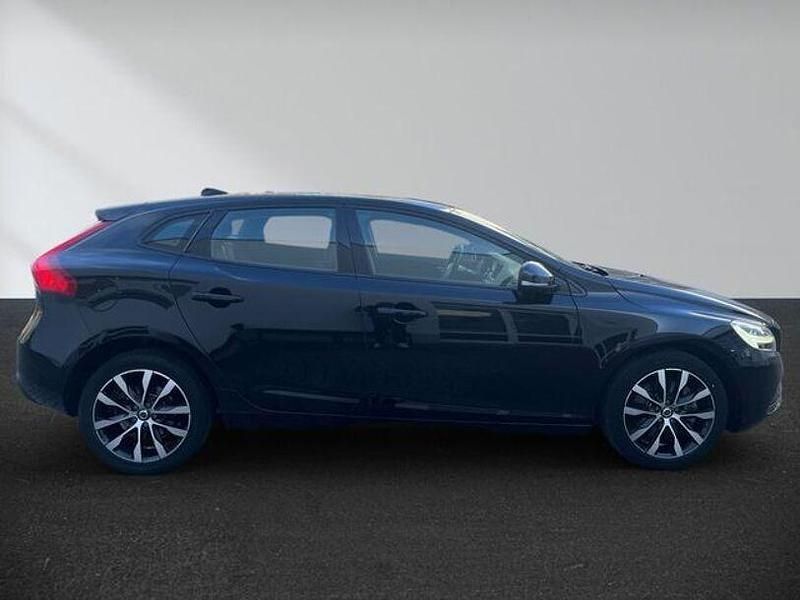 Gebraucht Volvo V40 Momentum 122 PS (89 kW) 2019 Schwarz Limousine