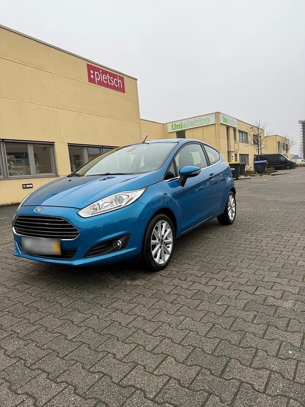 Gebraucht Ford Fiesta Titanium 125 PS (91 kW) 2016 Blau Limousine