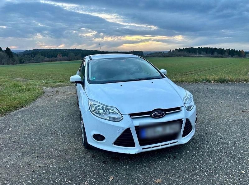 Weiß Gebraucht 2014 Ford Focus Limousine | 3.300 € (Superpreis) - Bild 1/4