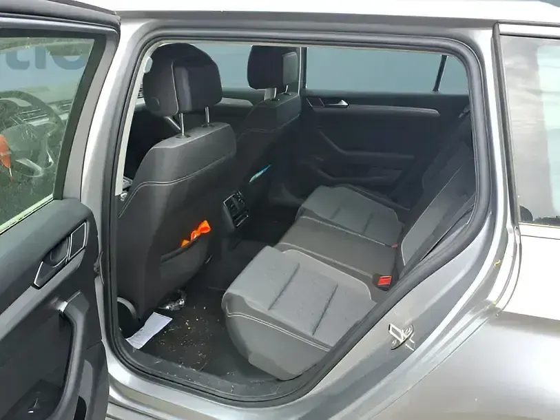 Gebraucht VW Passat 150 PS (110 kW) 2023 Silber Kombi