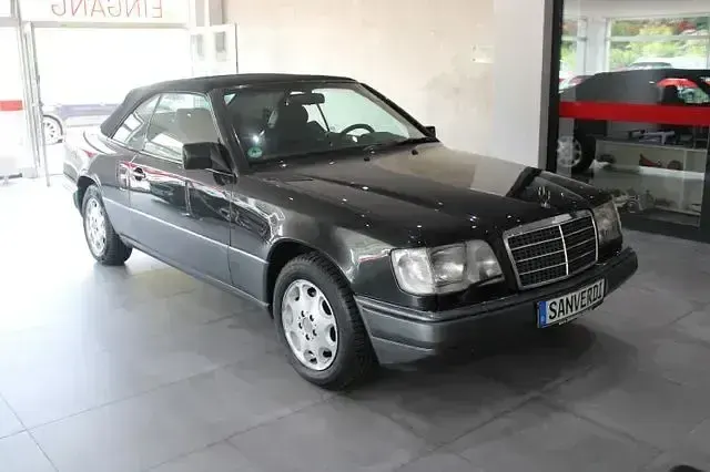 Gebraucht Mercedes E220 150 PS (110 kW) 1996 Schwarz Cabrio