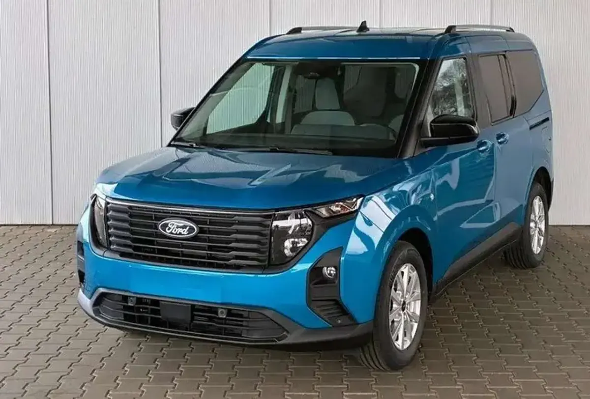 Neu Ford Tourneo Courier Titanium 125 PS (91 kW) 2026 Agate black Van / Kleinbus